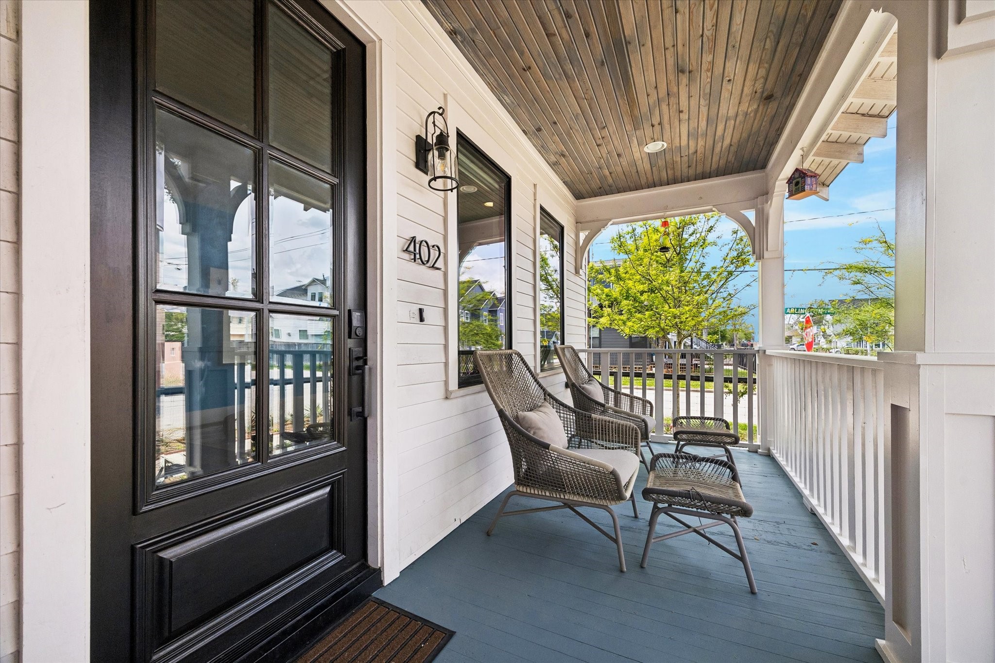402 East 26th Street Houston, TX 77008 - Photo 5 of 35 a view of a chairs and bench in the balcony