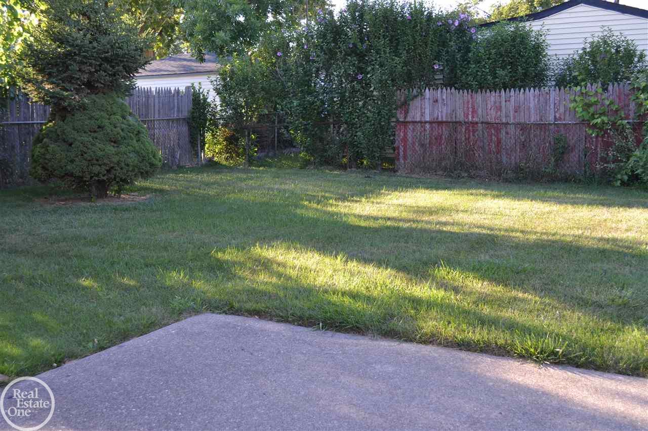11211 Toepfer Road Warren, MI 48089 - Photo 15 of 19 Private Yard
