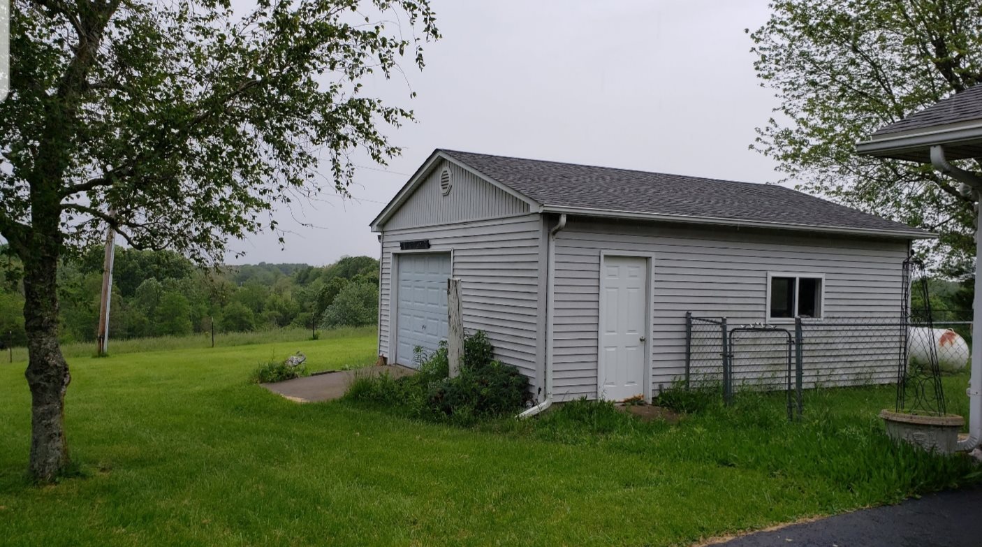 1305 East Tulip Road Bloomfield, IN 47424 - Photo 2 of 3