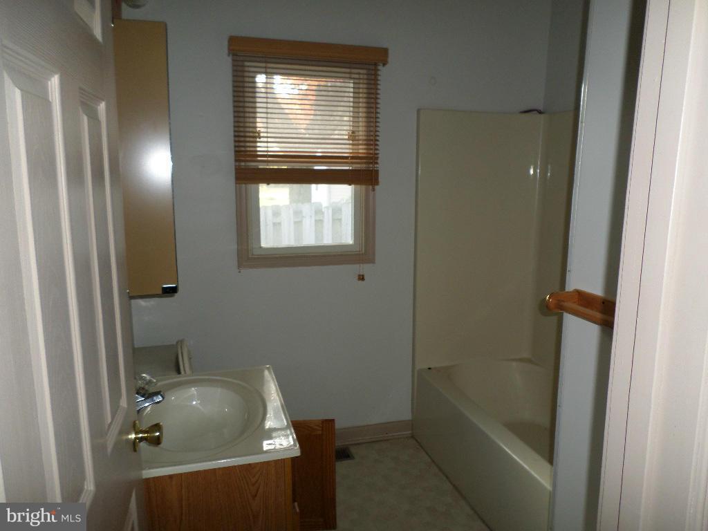 261 Nanticoke Road Essex, MD 21221 - Photo 2 of 6 Bath