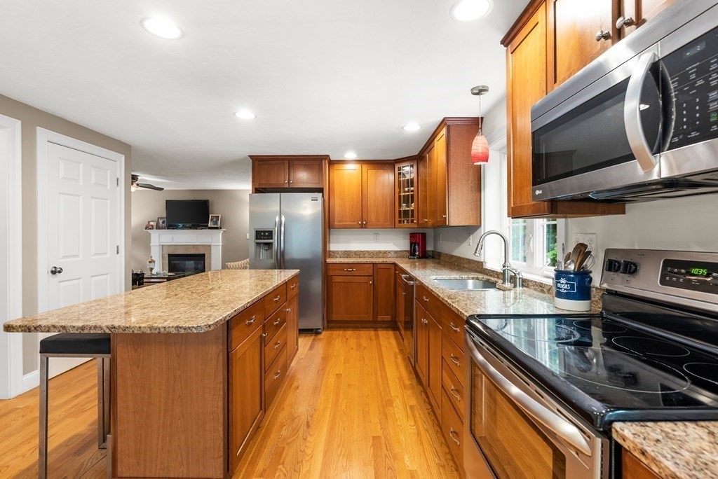 146 Lexington Road Billerica, MA 01821 - Photo 5 of 34
