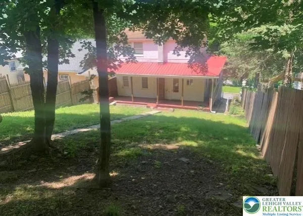 a view of a back yard