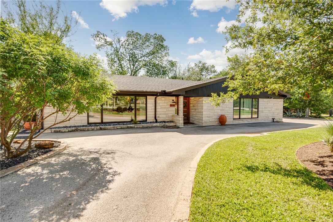 a house with swimming pool in front of it