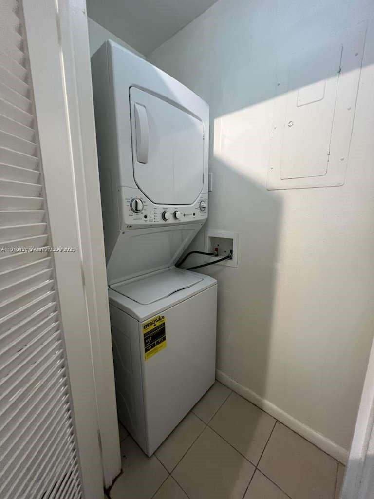 721 Southeast 1st Way, Unit B18 Deerfield Beach, FL 33441 - Photo 3 of 22 a utility room with dryer and washer