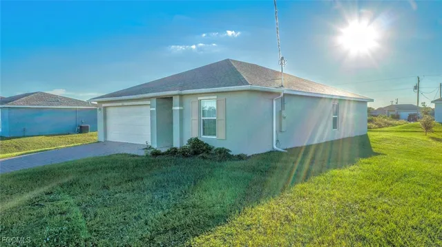a view of an house with backyard and garden