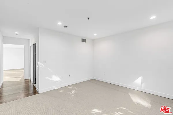 $3,900 | 901 Flower Street, Unit 401, Los Angeles, CA 90015