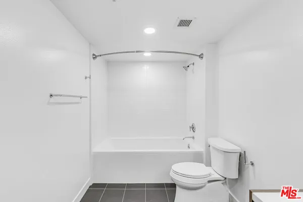 $3,900 | 901 Flower Street, Unit 401, Los Angeles, CA 90015