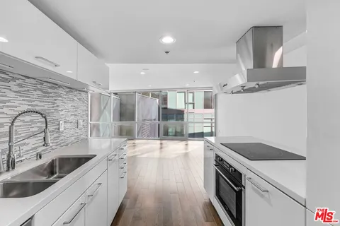 $3,900 | 901 Flower Street, Unit 401, Los Angeles, CA 90015