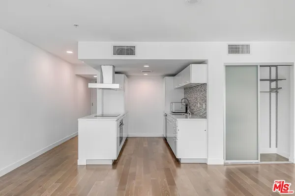 $3,900 | 901 Flower Street, Unit 401, Los Angeles, CA 90015