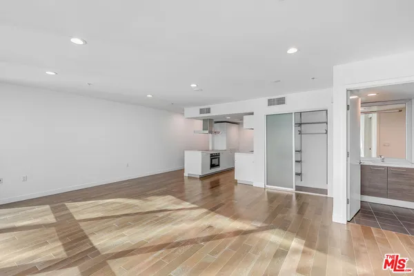 $3,900 | 901 Flower Street, Unit 401, Los Angeles, CA 90015