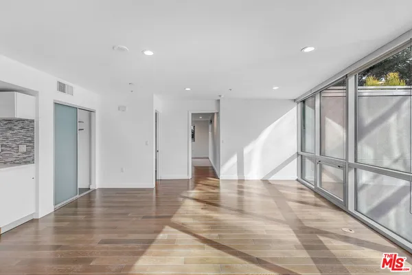 $3,900 | 901 Flower Street, Unit 401, Los Angeles, CA 90015