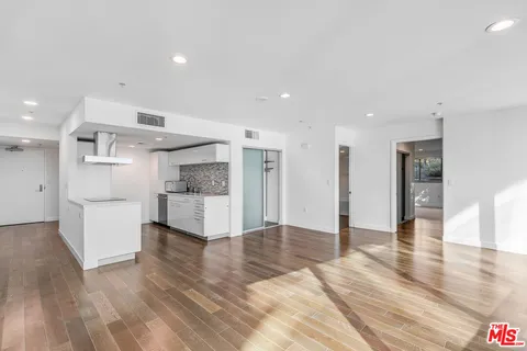 $3,900 | 901 Flower Street, Unit 401, Los Angeles, CA 90015