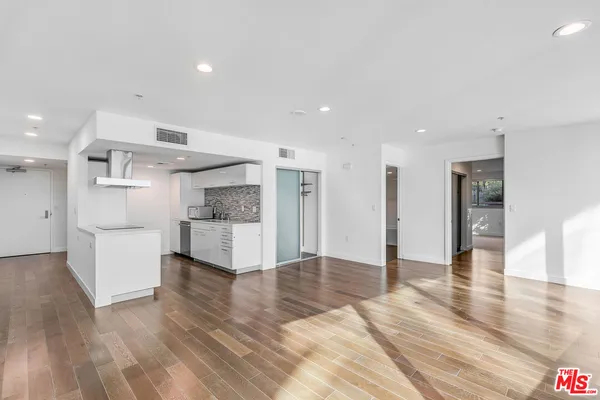 $3,900 | 901 Flower Street, Unit 401, Los Angeles, CA 90015