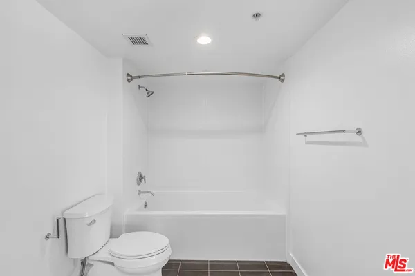 $3,900 | 901 Flower Street, Unit 401, Los Angeles, CA 90015