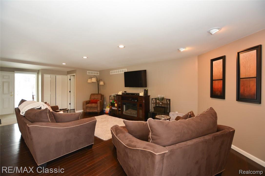 22529 Sheridan Road Novi, MI 48375 - Photo 4 of 17 Great Room