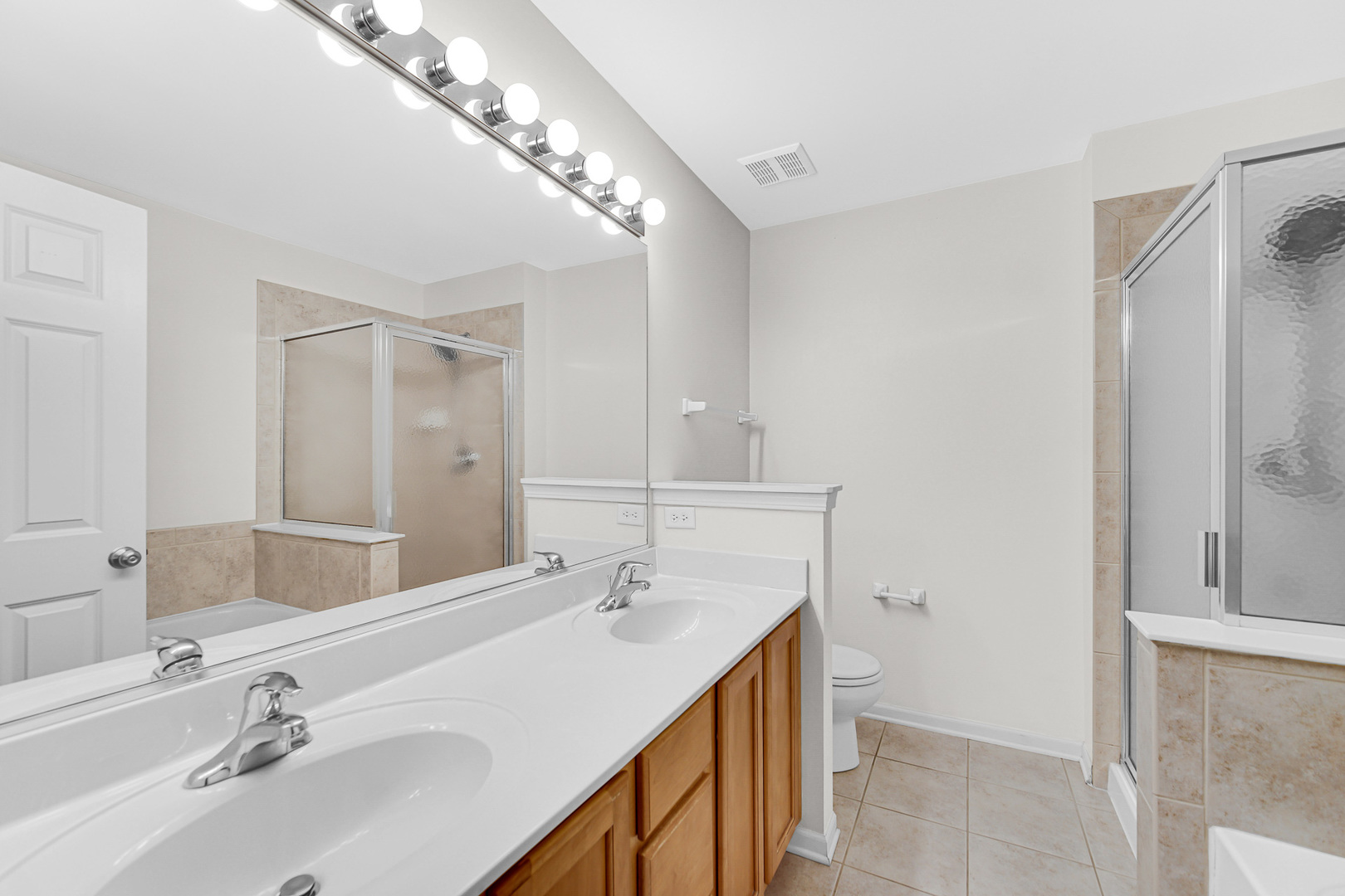 2331 Georgetown Circle Aurora, IL 60503 - Photo 15 of 20 a bathroom with a sink and a mirror