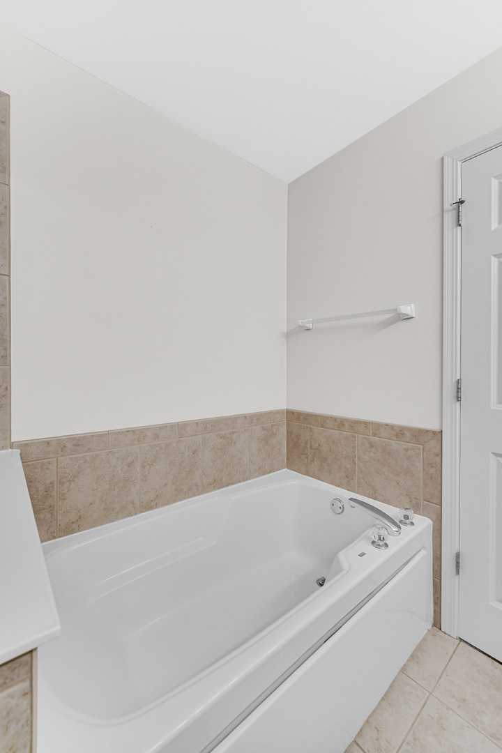 2331 Georgetown Circle Aurora, IL 60503 - Photo 16 of 20 a bathroom with a bathtub