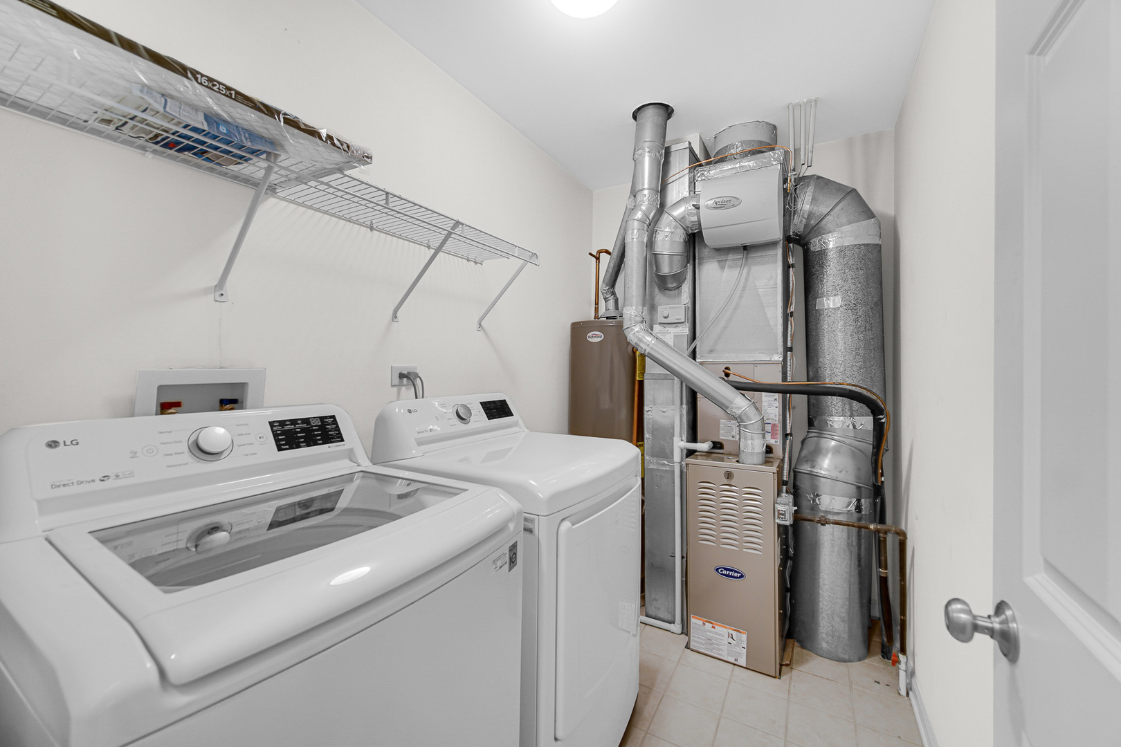 2331 Georgetown Circle Aurora, IL 60503 - Photo 10 of 20 a utility room with dryer and washer