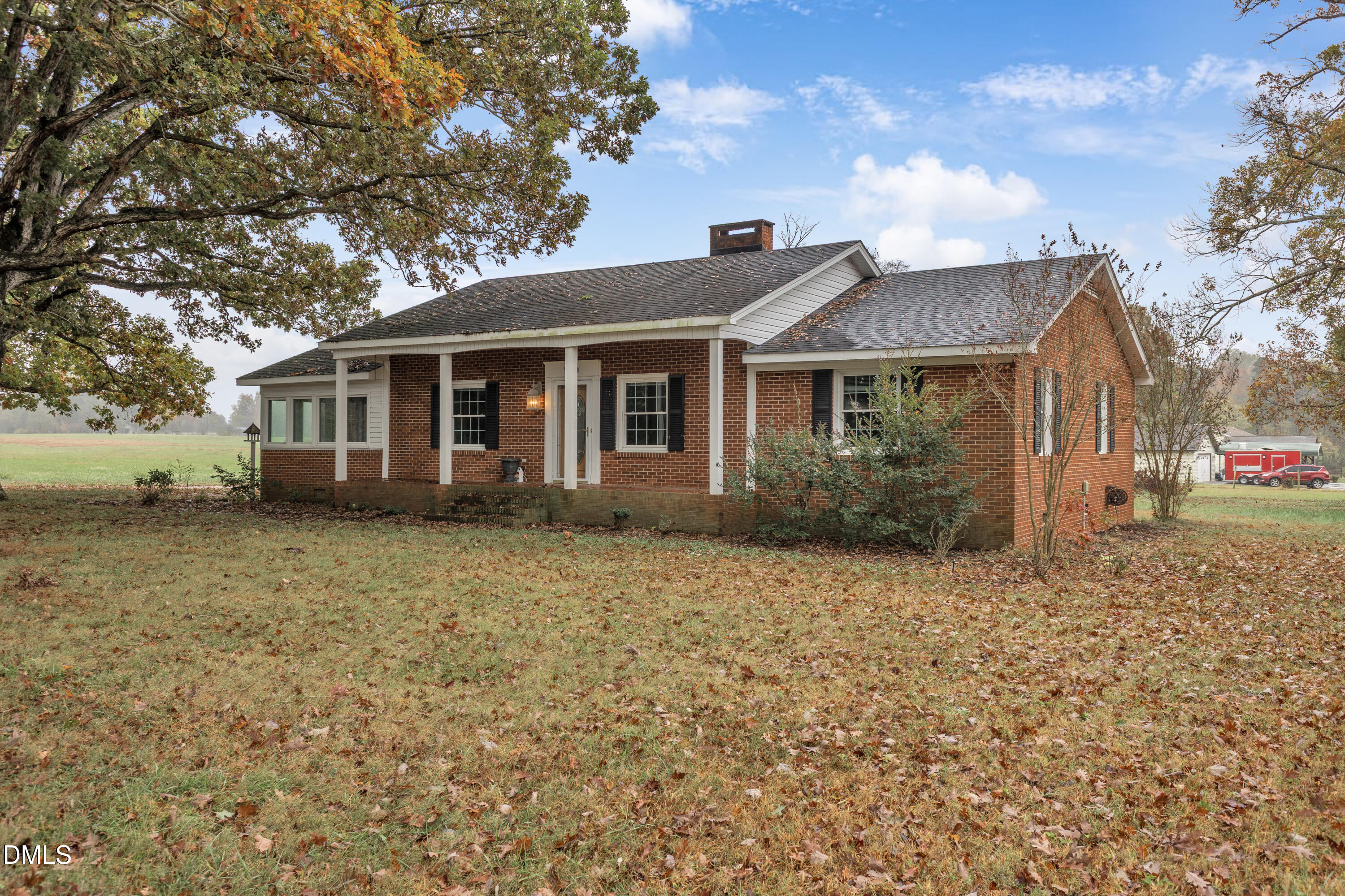 a view of a house with a yard