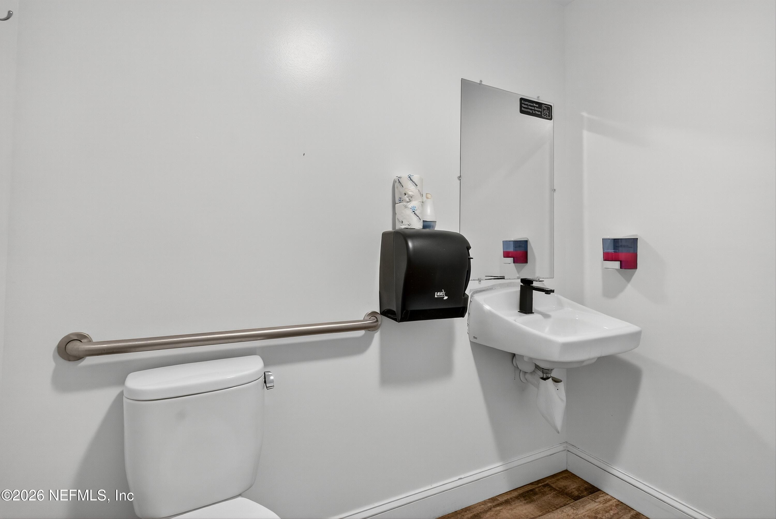 201 Oak Street Welaka, FL 32193 - Photo 82 of 115 a bathroom with a sink and a toilet