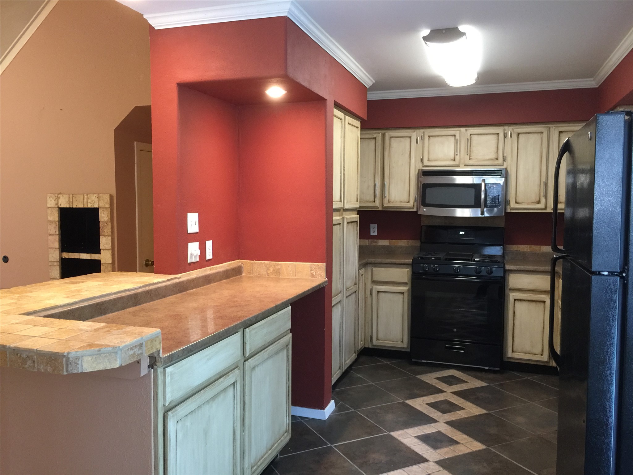 718 Decker Prairie Drive Austin, TX 78748 - Photo 3 of 22 Kitchen featuring black appliances, crown molding, a peninsula, and dark tile patterned flooring