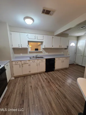 $1,700 | 463 Oak Grove Avenue, Gulfport, MS 39507