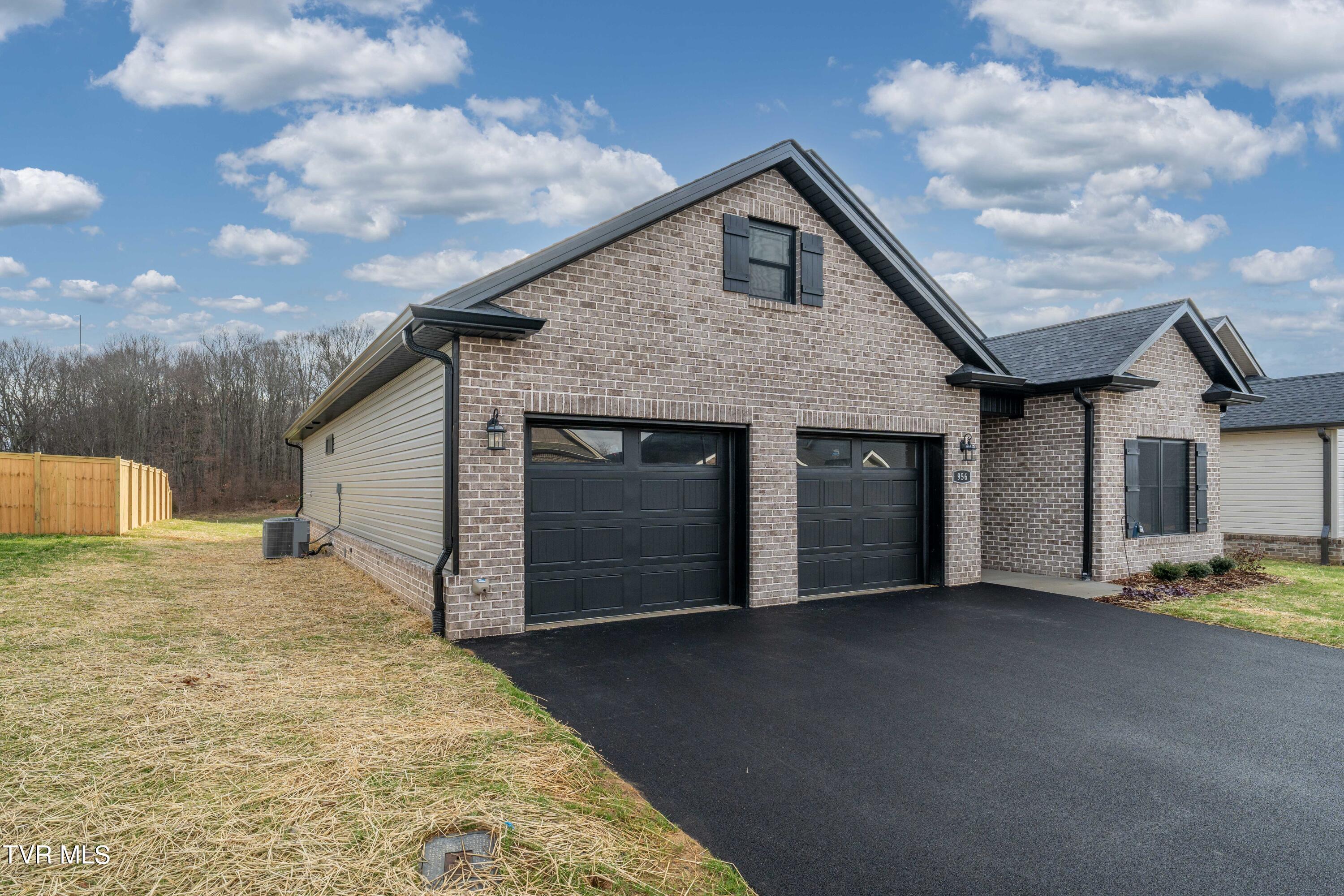 956 Riddle Ridge Jonesborough, TN 37659 - Photo 3 of 42 956 Riddle Ridge (3 of 44)