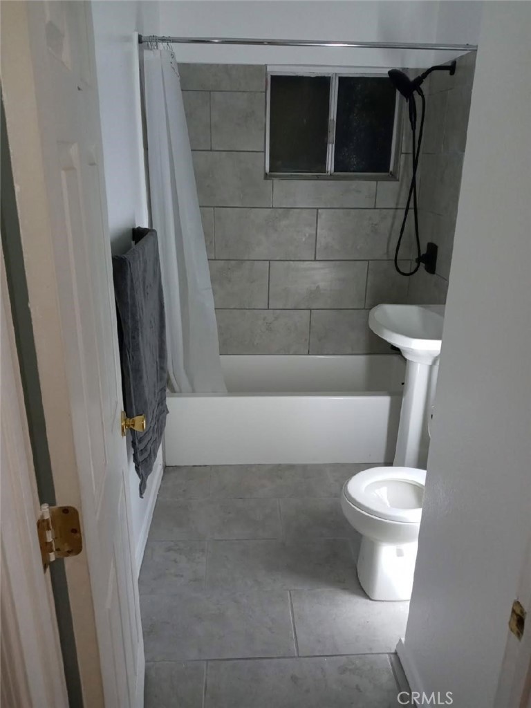 340 North 9th Street Blythe, CA 92225 - Photo 6 of 10 a bathroom with a shower and toilet