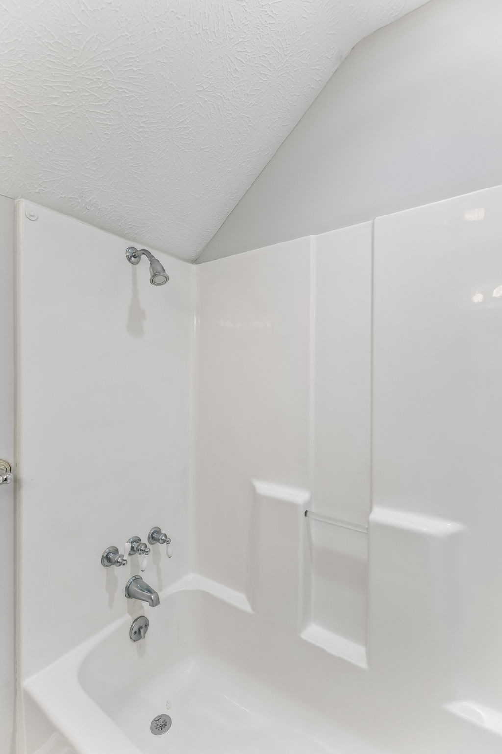 831 Defeated Creek Road Centerville, TN 37033 - Photo 15 of 26 a bathroom with a white bath tub