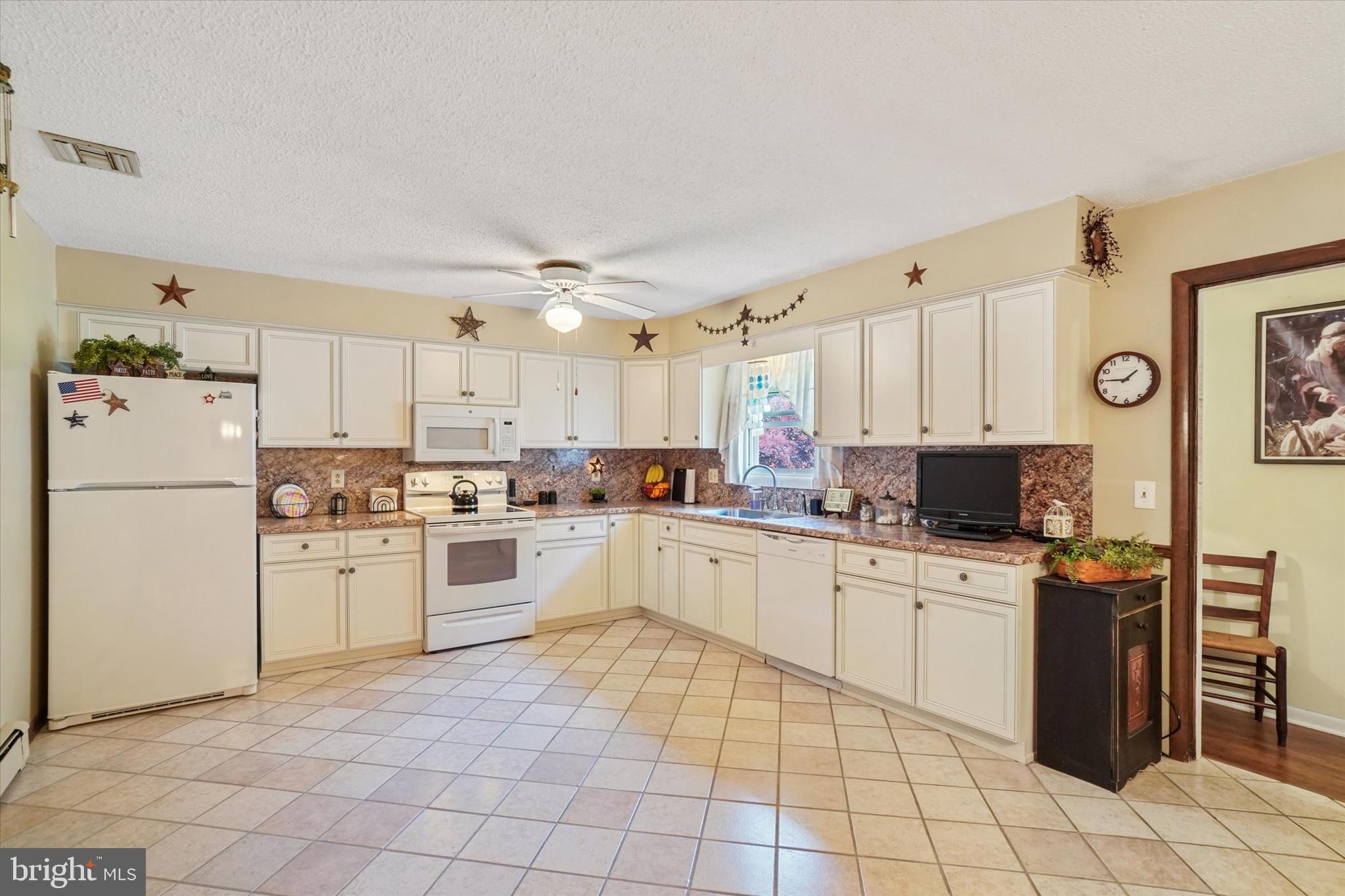 3550 Holly Road Dover, PA 17315 - Photo 7 of 36 Kitchen