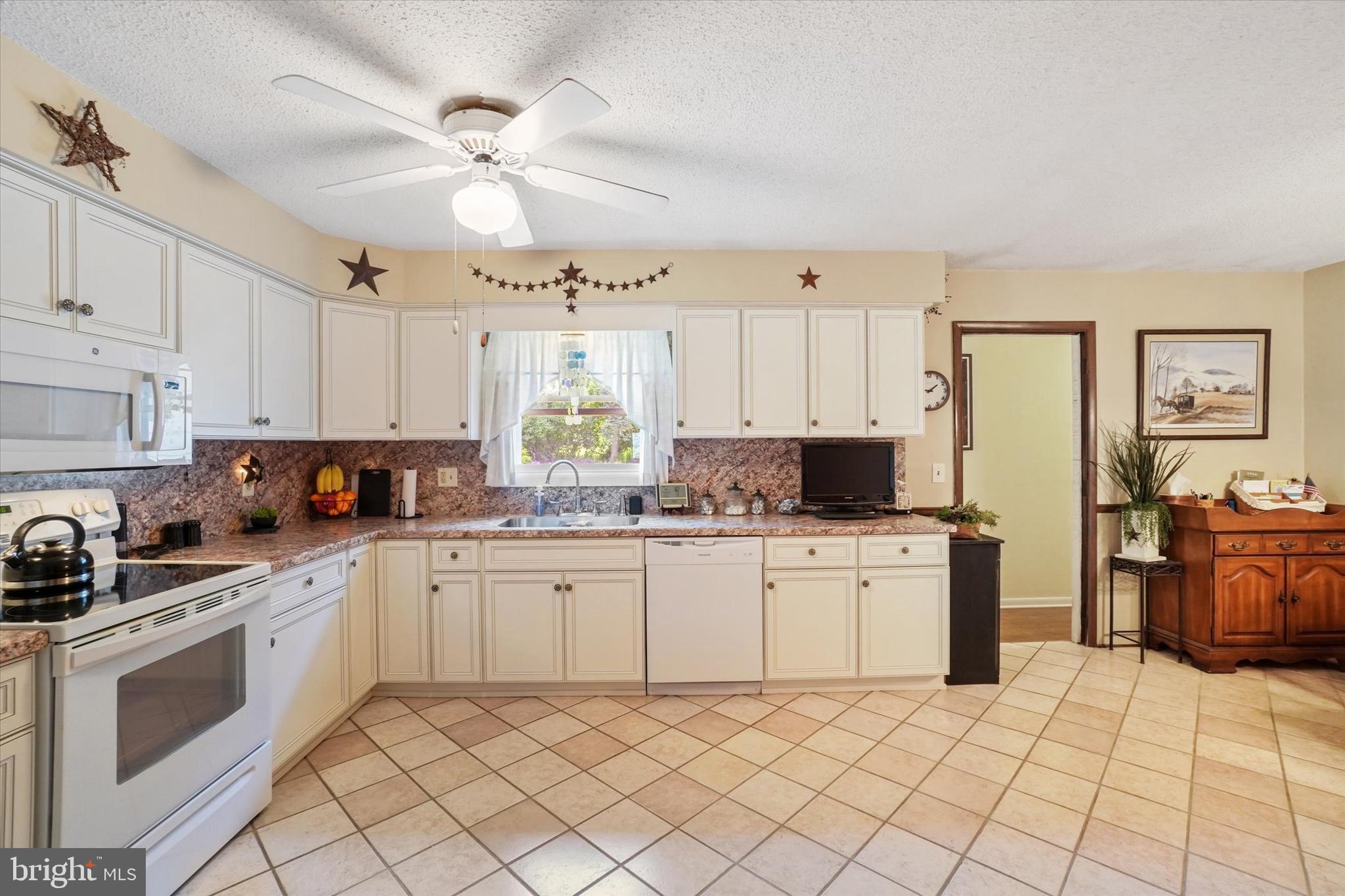 3550 Holly Road Dover, PA 17315 - Photo 8 of 36 Kitchen