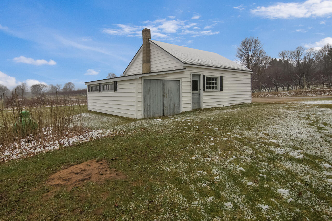 940 South Eldridge Road Benzonia, MI 49616 - Photo 5 of 55 5-Scene-5