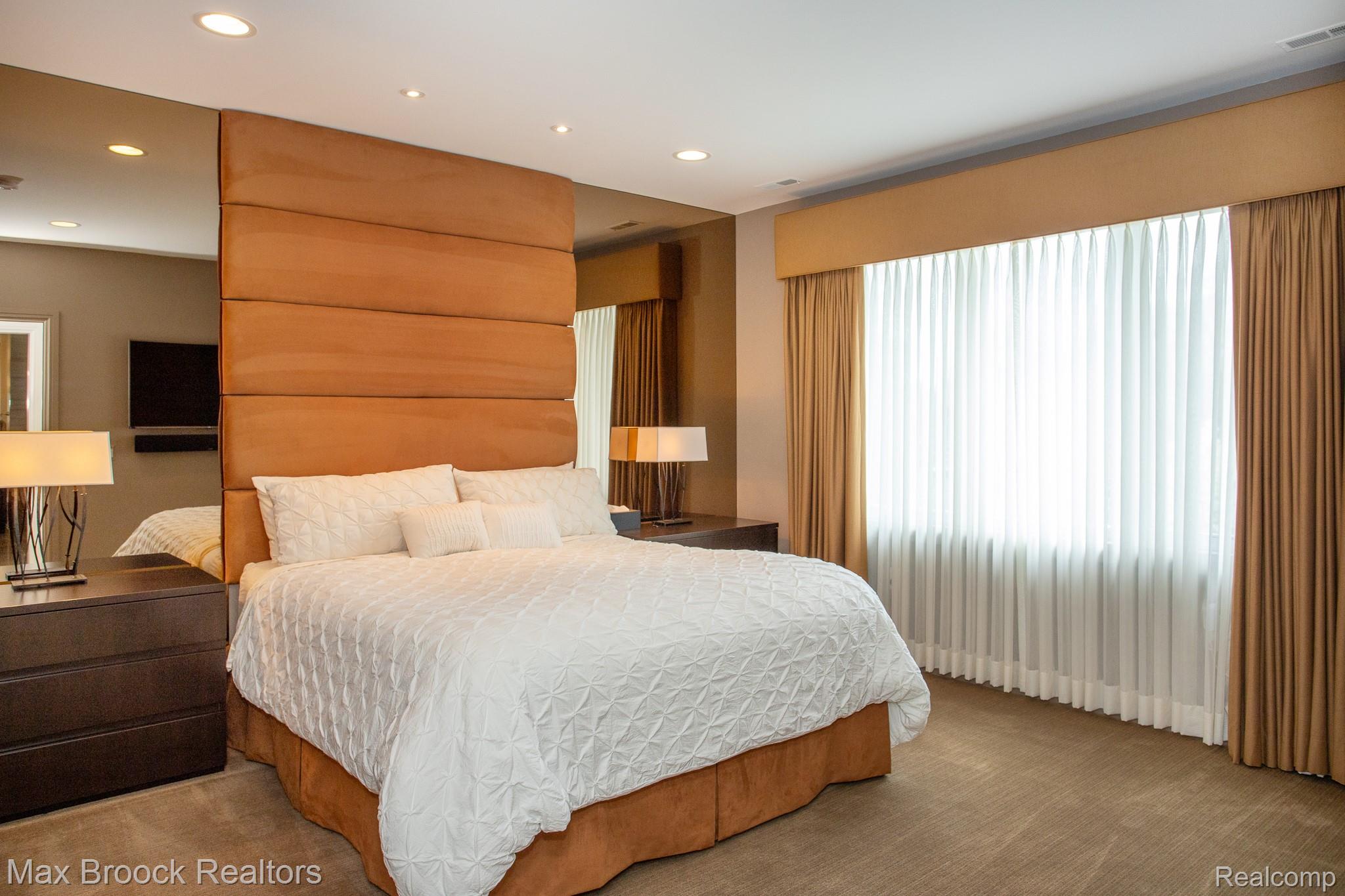 25925 York Road Royal Oak, MI 48067 - Photo 47 of 88 Bedroom featuring carpet floors and recessed lighting