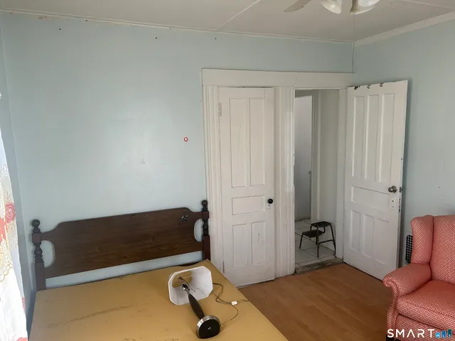 a view of livingroom with furniture