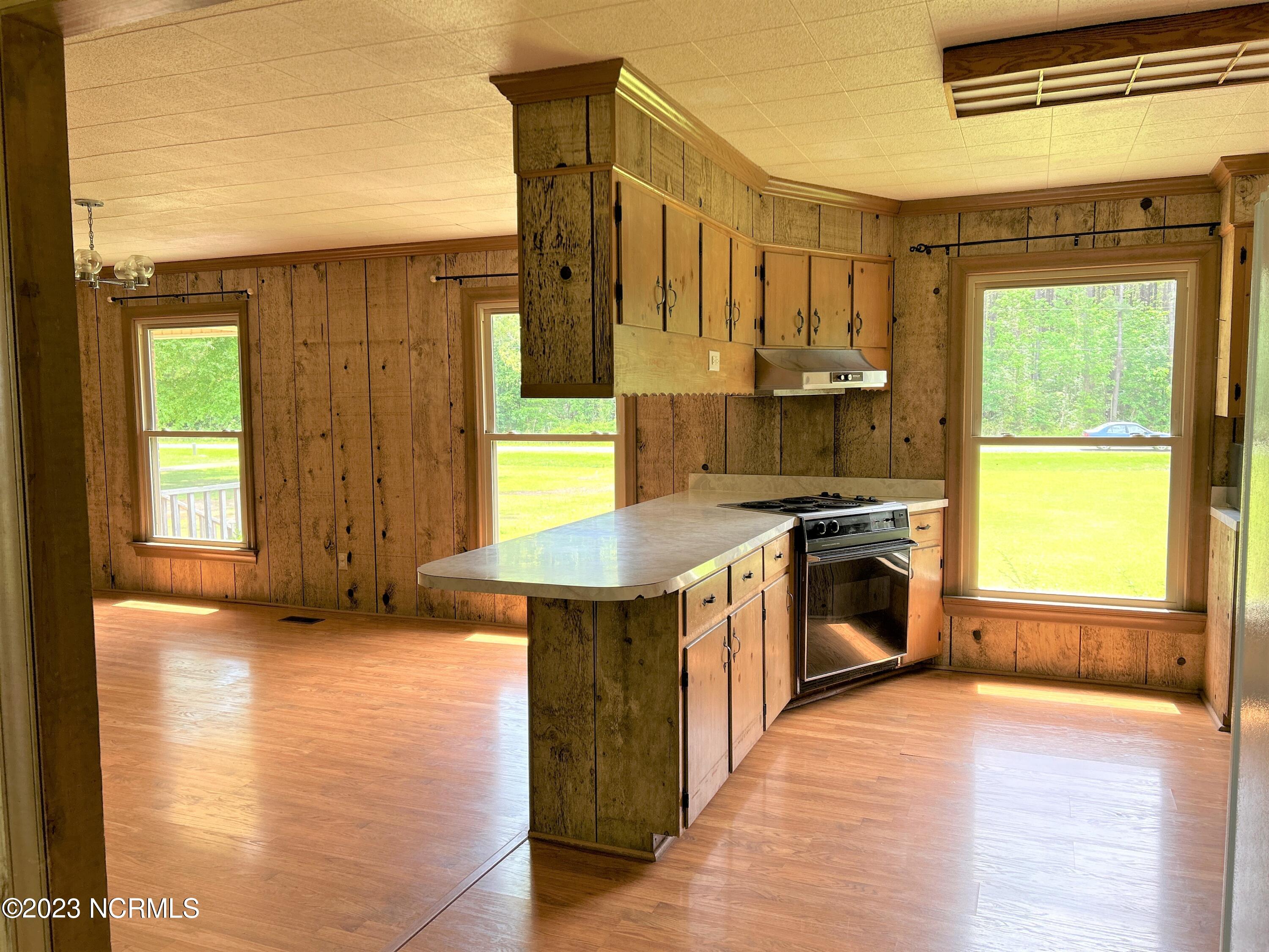 5182 Neuse Road Kinston, NC 28501 - Photo 6 of 46 Kitchen/dining