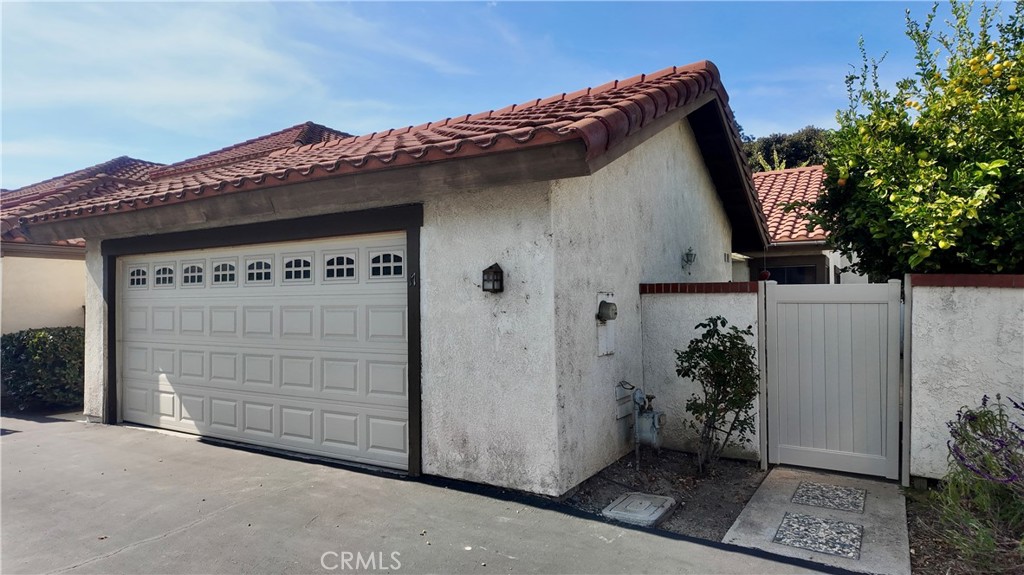 17 Filare Irvine, CA 92620 - Photo 14 of 16 a wooden house with a outdoor space