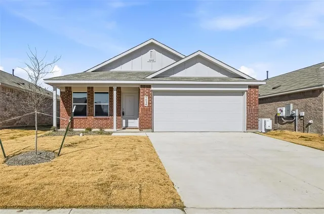 $1,800 | 1034 Neyland Drive, Ennis, TX 75119