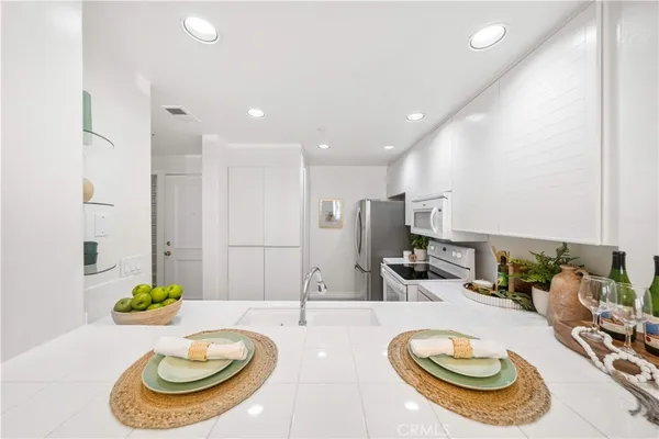 $3,600 | 2233 Martin, Unit 204, Irvine, CA 92612