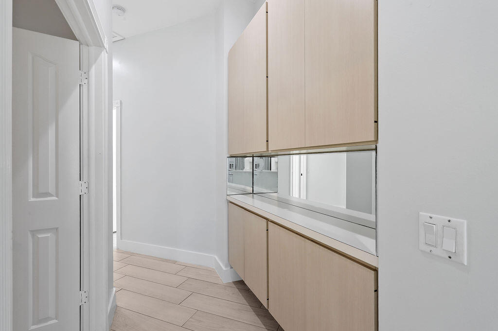 168 South Hampton Drive Jupiter, FL 33458 - Photo 22 of 33 a view of hallway with shower