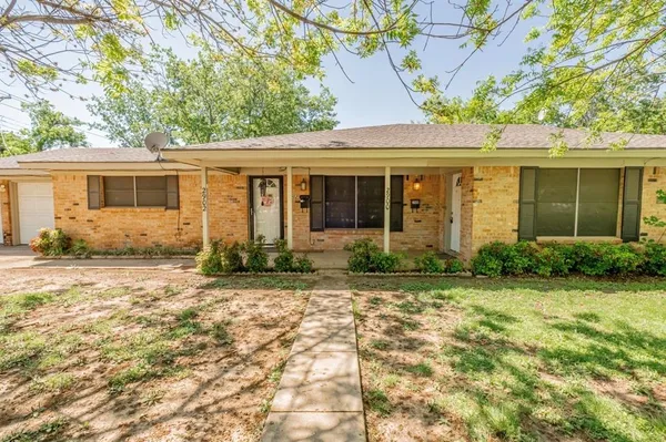 $1,350 | 5101 Locke Avenue, Unit 2900, Fort Worth, TX 76107