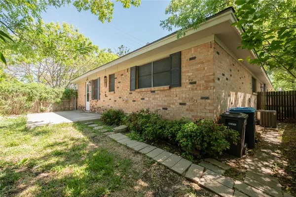 $1,350 | 5101 Locke Avenue, Unit 2900, Fort Worth, TX 76107