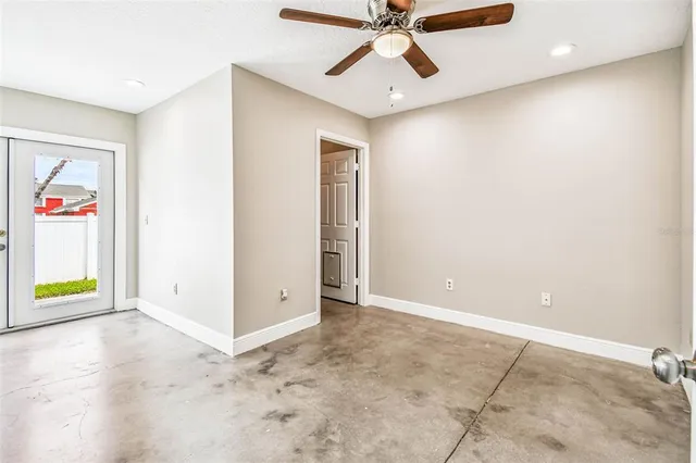 a view of a backyard