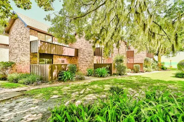 a view of a back yard