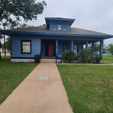 $265,000 | 615 East Washington Street, Giddings, TX 78942