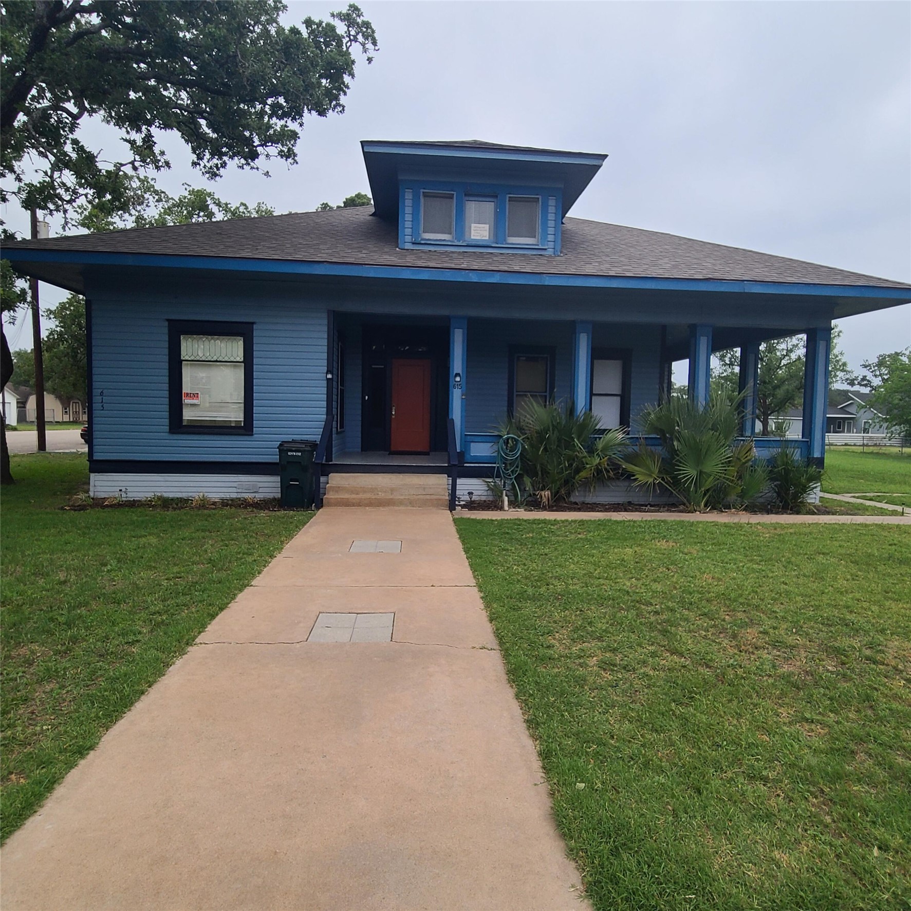 615 East Washington Street Giddings, TX 78942 - Photo 1 of 22 a front view of house with yard and green space