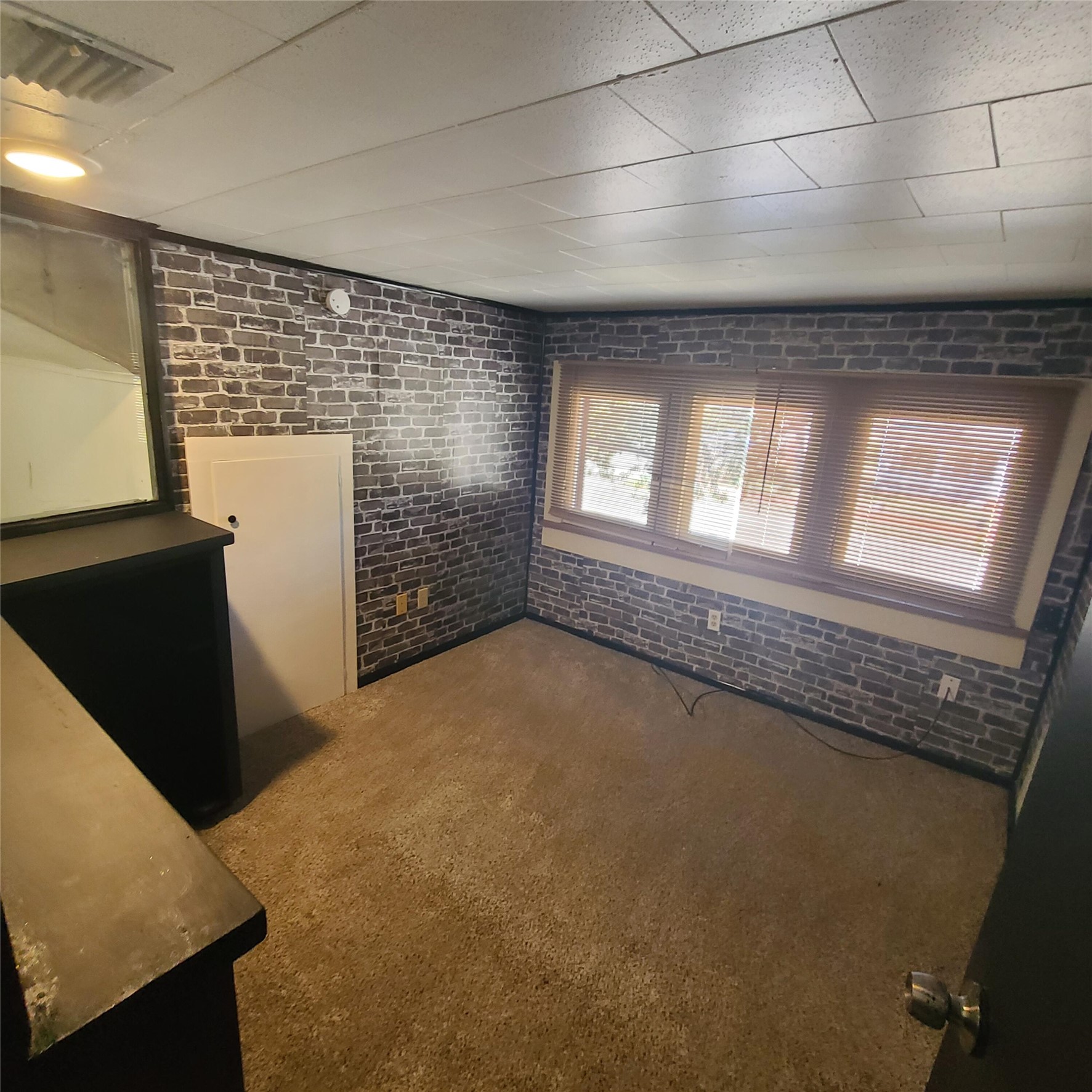 615 East Washington Street Giddings, TX 78942 - Photo 13 of 22 en empty room with windows