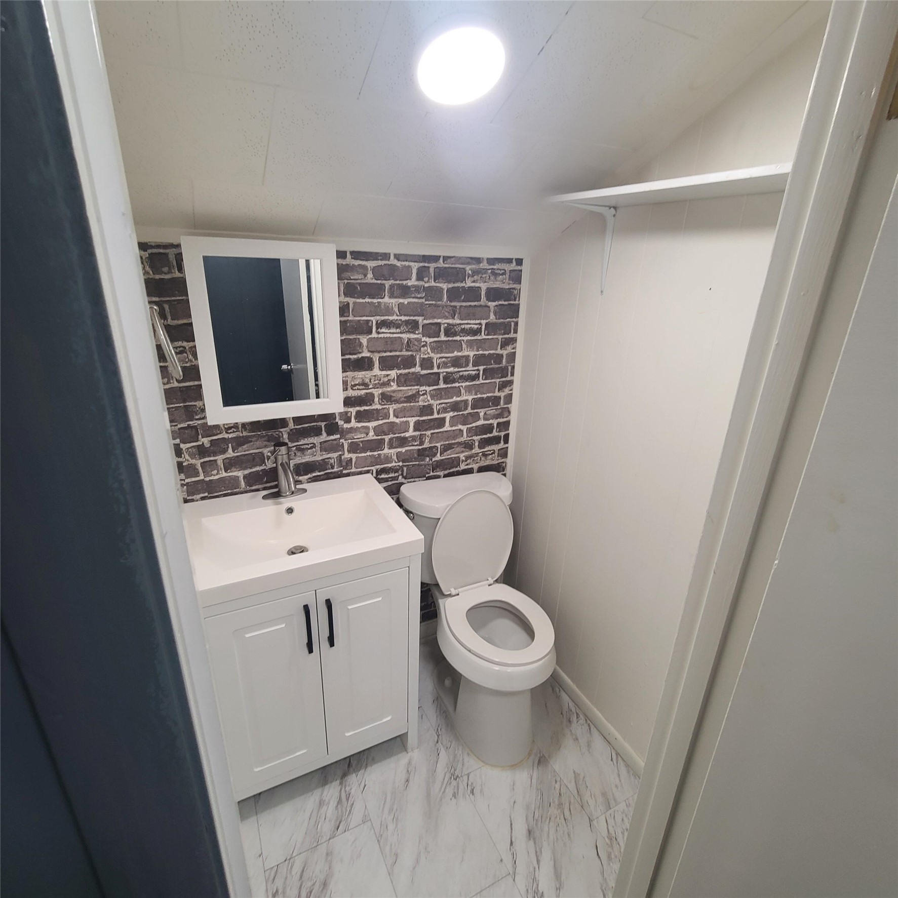 615 East Washington Street Giddings, TX 78942 - Photo 14 of 22 a bathroom with a sink toilet and mirror