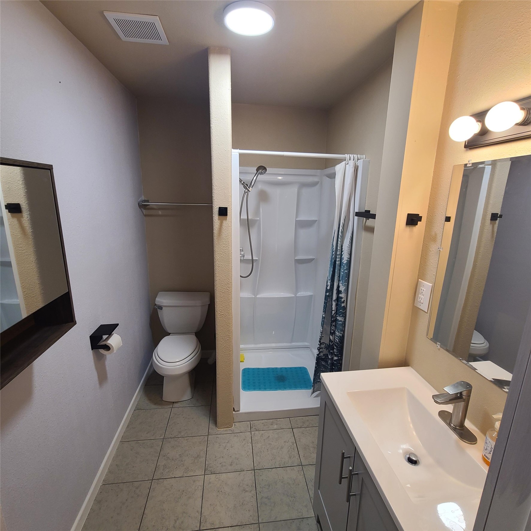 615 East Washington Street Giddings, TX 78942 - Photo 21 of 22 a bathroom with a sink a toilet and shower