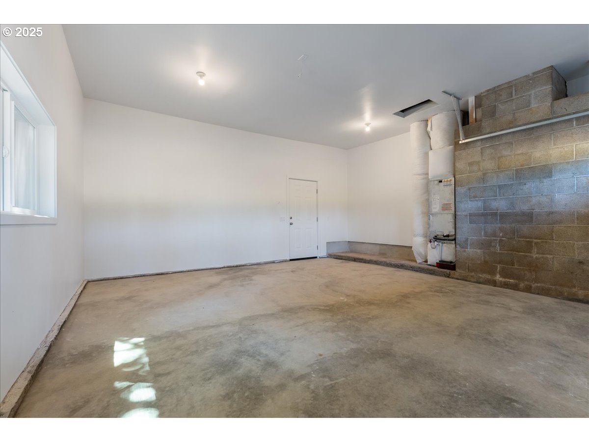 32900 Southeast Colorado Road Sandy, OR 97055 - Photo 28 of 38 a view of an empty room