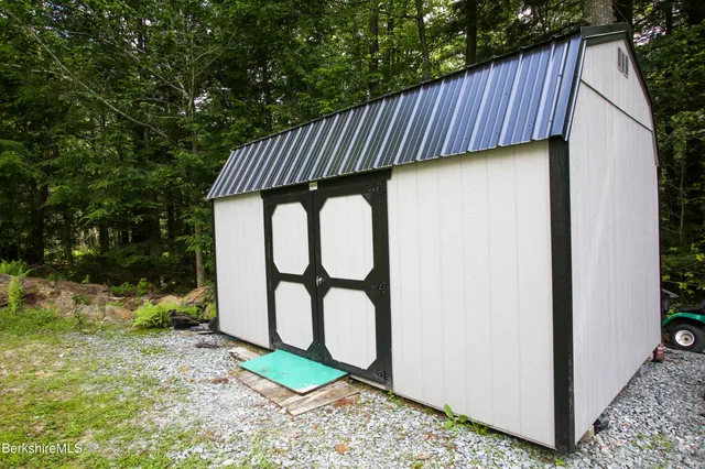 a view of entryway with wooden fence